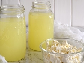 Сыворотку из-под творога — в рацион! Нутрициолог рассказала, какие минералы в ней содержатся