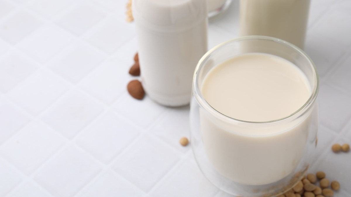 Скисает ли растительное молоко? Диетолог Мухина объяснила, как распознать окончательно испорченный продукт 