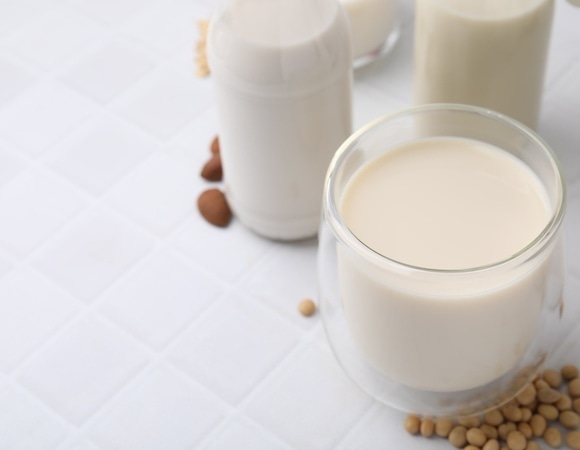 Скисает ли растительное молоко? Диетолог Мухина объяснила, как распознать окончательно испорченный продукт