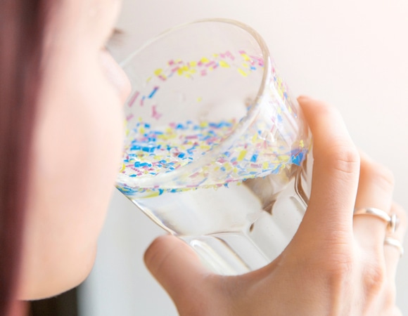 В неделю съедаем по банковской карте: как снизить количество употребляемого с едой микропластика