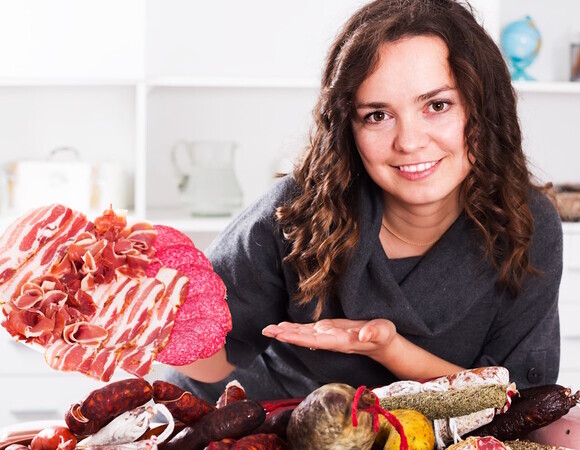 Эффектная мясная нарезка на новогодний стол: какие деликатесы выбрать и как сочетать