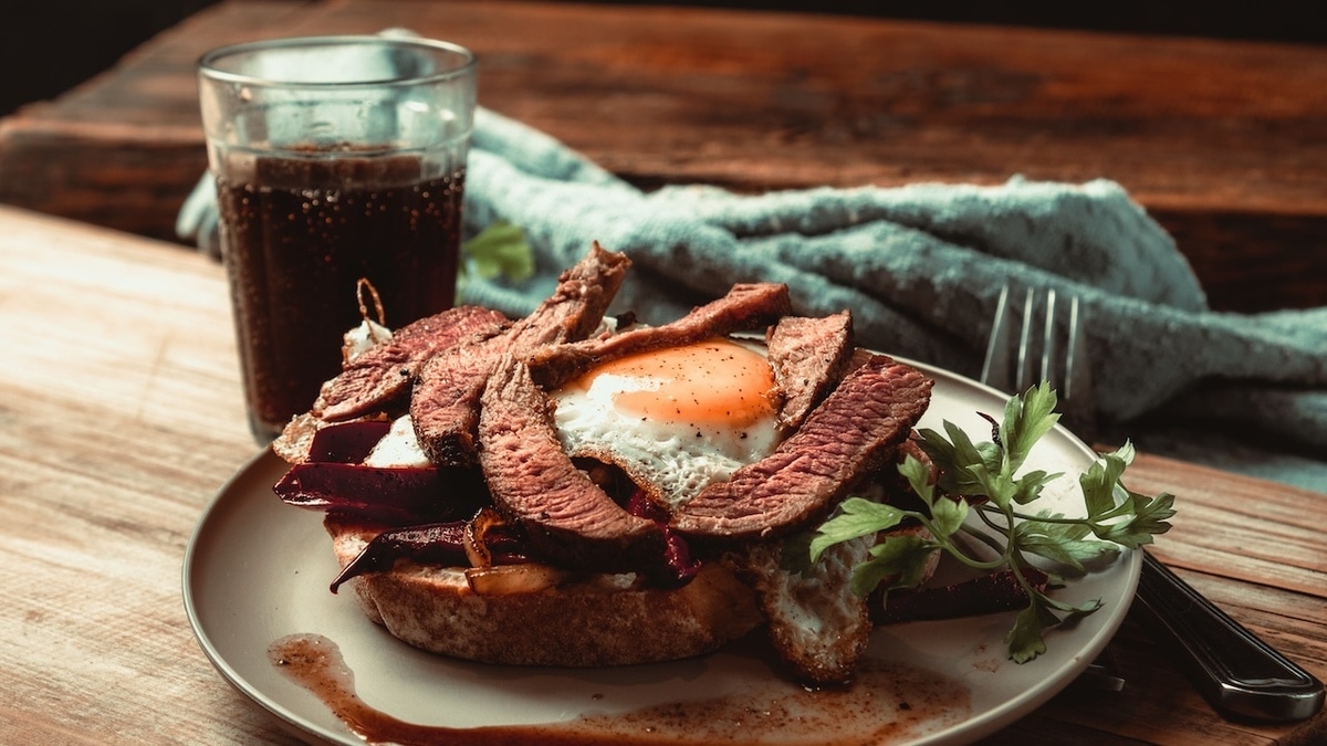 Можно ли есть мясо на завтрак: нутрициолог объяснила, кому это пойдет на пользу, а кому — нет