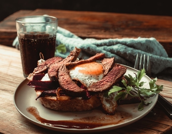 Можно ли есть мясо на завтрак: нутрициолог объяснила, кому это пойдет на пользу, а кому — нет