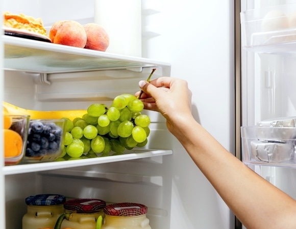 Это же было на Новый год! Психолог объяснила, почему мы не можем удержаться от "подъедания" праздничных запасов