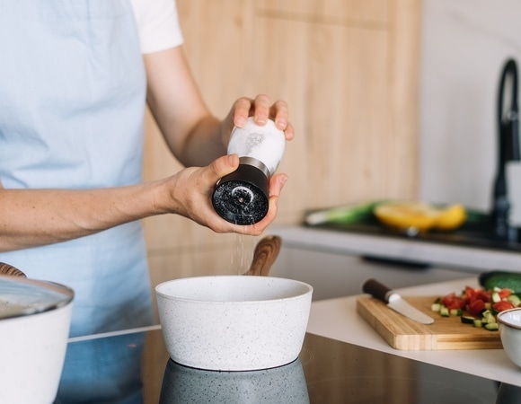 Спросили у шеф-повара, можно ли солить суп только перед подачей — есть аргументы "за" и "против"