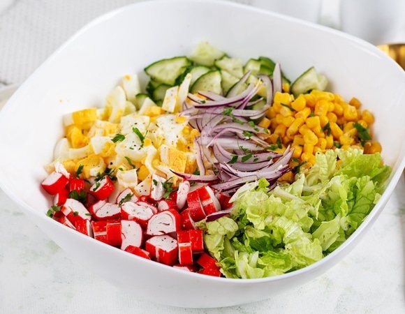 Диетолог Мухина предложила не добавлять крабовые палочки в новогодний салат: что вместо них?