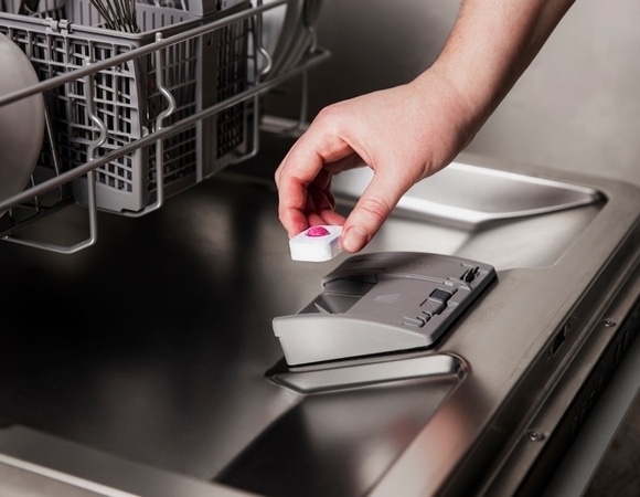 Что будет, если не чистить посудомойку: эксперт раскрыла, как часто нужно это делать