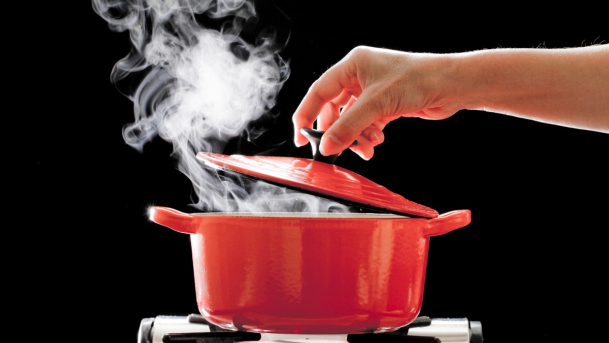 Вам никогда не придет в голову добавить это в суп, однако опытный кулинар советует именно этот ингредиент