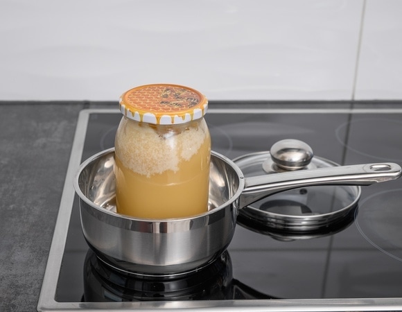 Как "оживить" засахарившийся мед, не уничтожив его пользу? Эксперты предложили безопасные техники