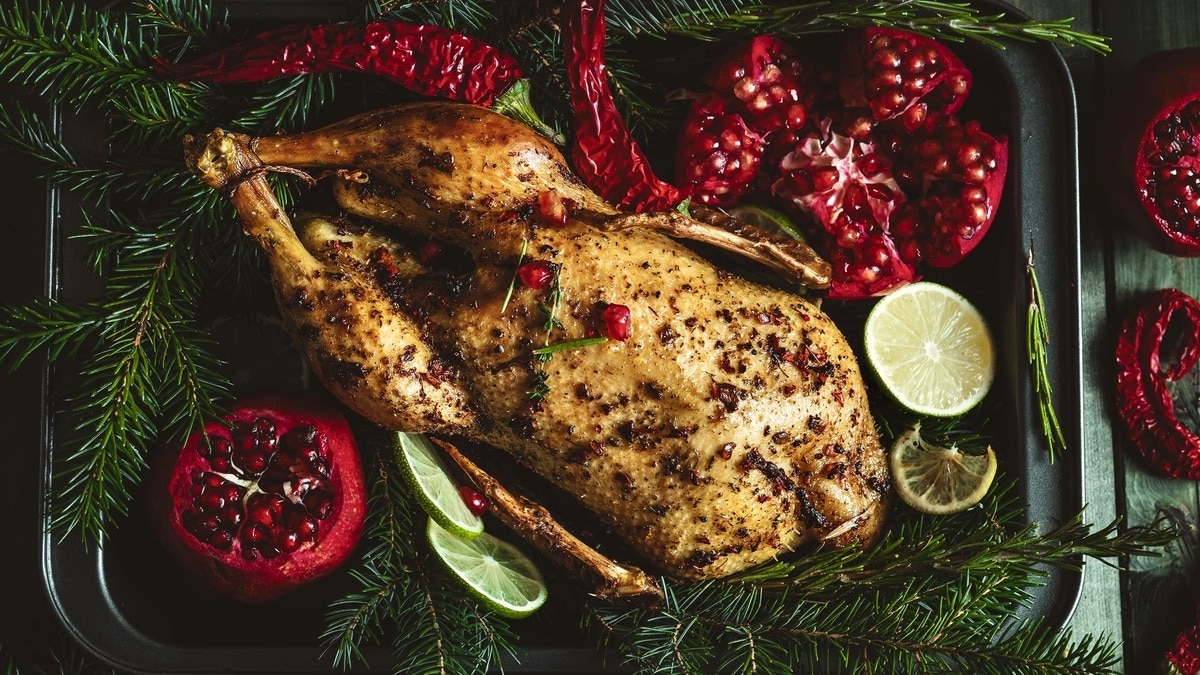 Утка с пихтой, трубочки со шпротами и необычная подача классических салатов — шеф-повара рассказали, как разнообразить новогодний стол Утка с пихтой, трубочки со шпротами и необычная подача классических салатов — шеф-повара рассказали, как разнообразить новогодний стол