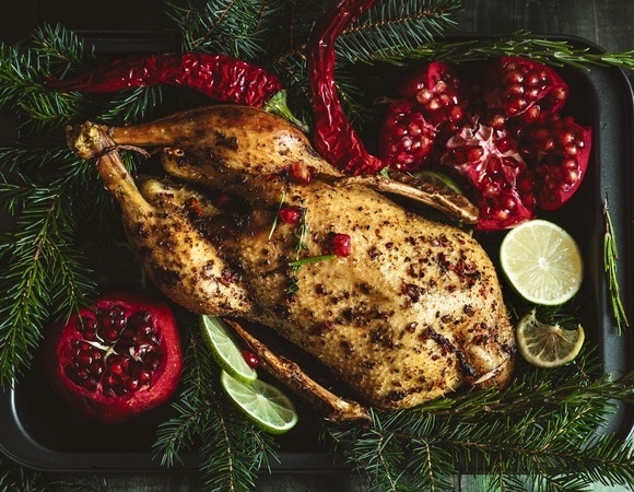 Ссылка на статьюУтка с пихтой, трубочки со шпротами и необычная подача классических салатов — шеф-повара рассказали, как разнообразить новогодний стол