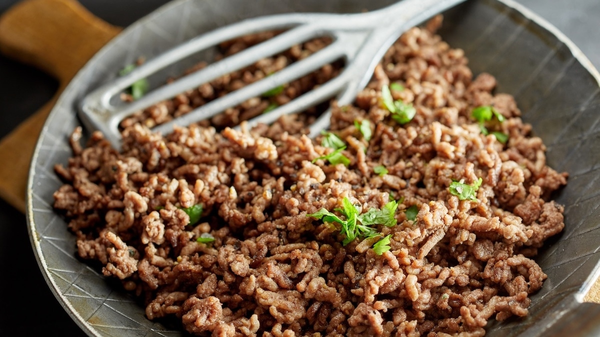 Получается пресным: когда добавлять специи в фарш —в начале, в середине или в конце приготовления? 