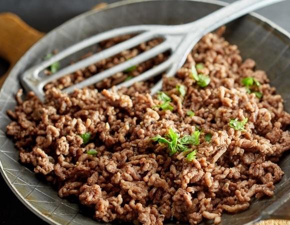 Получается пресным: когда добавлять специи в фарш —в начале, в середине или в конце приготовления? 