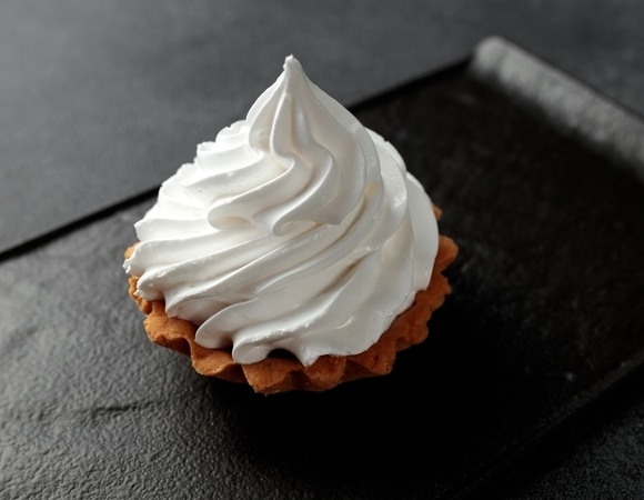 Идеальный белый: 3 десерта от "Едим Дома" в цветах оттенка 2026 года от Pantone 