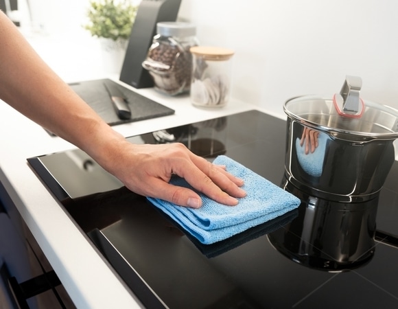 Как эффективно очистить кухонные поверхности от жира, если не хочется "убивать" их химией