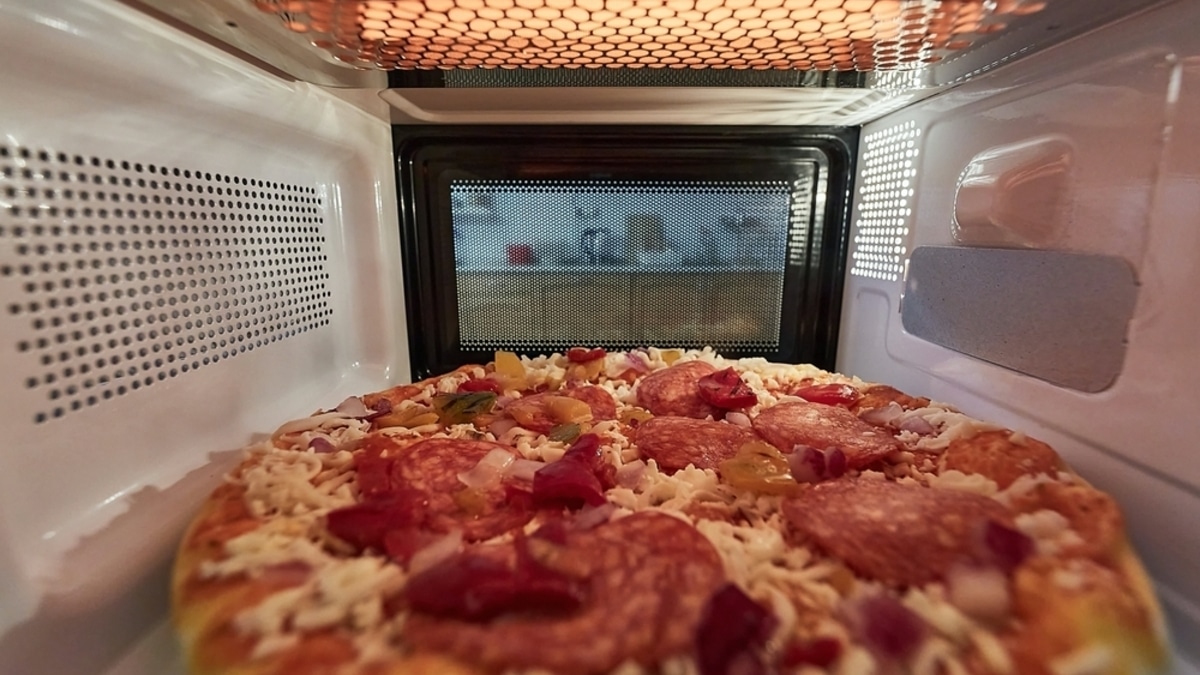 Никогда не разогревайте пиццу так: кулинарный эксперт рассказала, что делать, чтобы не выкинуть продукт в мусорку