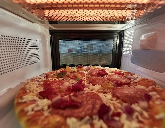 Никогда не разогревайте пиццу так: кулинарный эксперт рассказала, что делать, чтобы не выкинуть продукт в мусорку