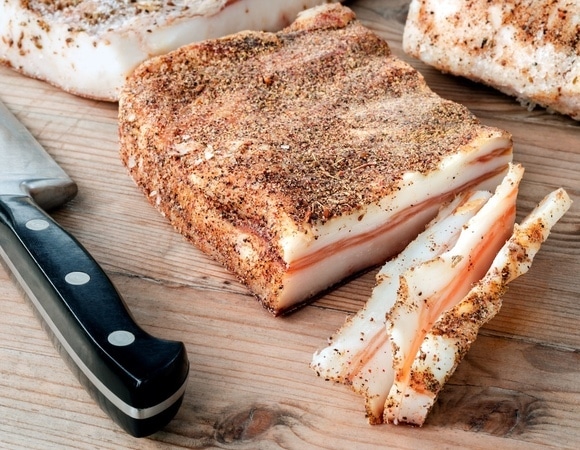 Сало — не "зло": оказалось, что оно способствует похудению