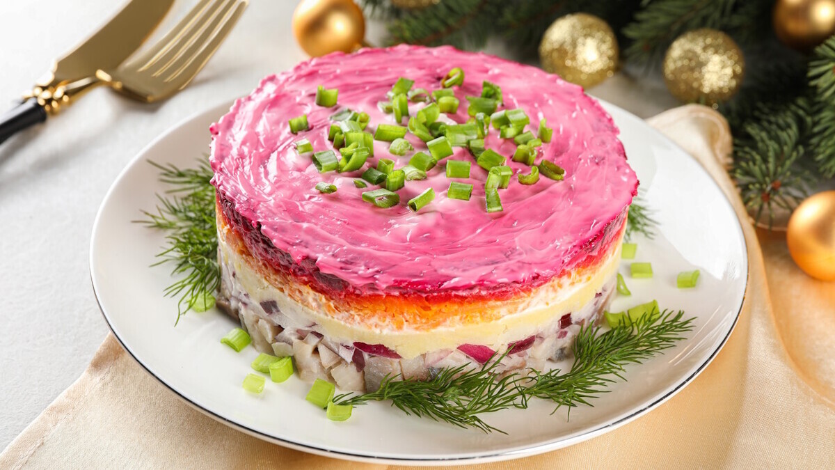 "Поднаберем" клетчатки: диетолог Мухина объяснила всю пользу знаменитой селедки под шубой