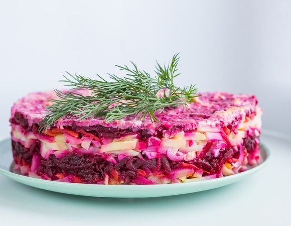 "Поднаберем" клетчатки: диетолог Мухина объяснила всю пользу знаменитой селедки под шубой