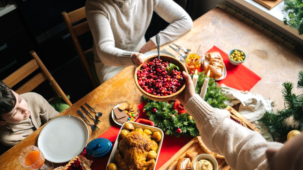 Оливье можно не готовить: гастроэнтеролог предложила полезные замены главному новогоднему салату