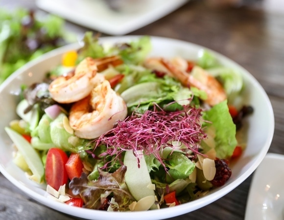 Оливье можно не готовить: гастроэнтеролог предложила полезные замены главному новогоднему салату