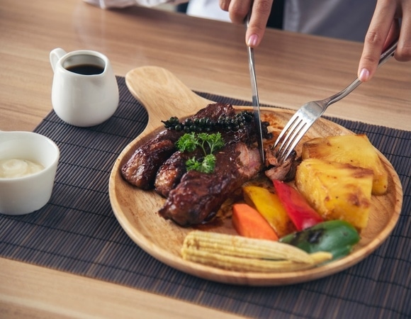 Диетолог назвала лучшее время для ужина зимой — опоздавших ждут бессонница и усталость