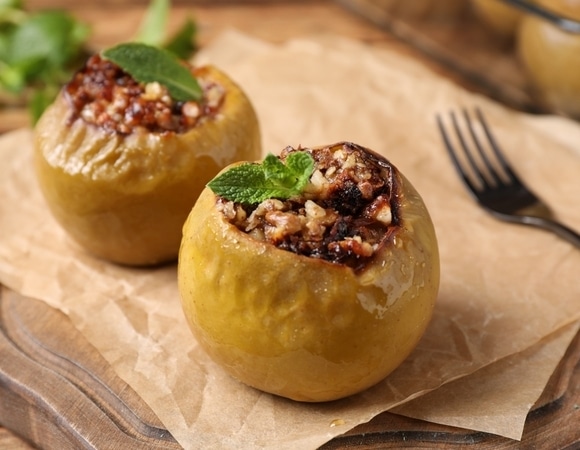 Яблочный десерт в аэрогриле: запекаем с орехами и специями