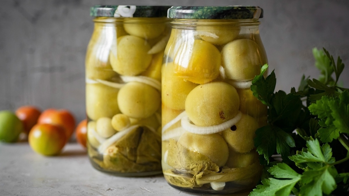 Пора открывать заготовки! Диетолог ответила, безопасны ли маринованные закуски с зелеными помидорами