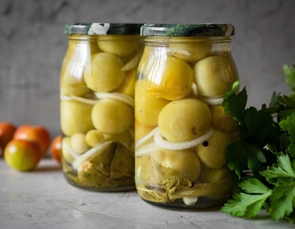 Пора открывать заготовки! Диетолог ответила, безопасны ли маринованные закуски с зелеными помидорами