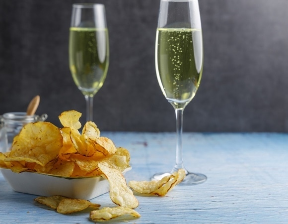 И вкус почувствуете, и похмелье не приблизите: в преддверии Нового года врач напомнила, чем лучше закусывать шампанское