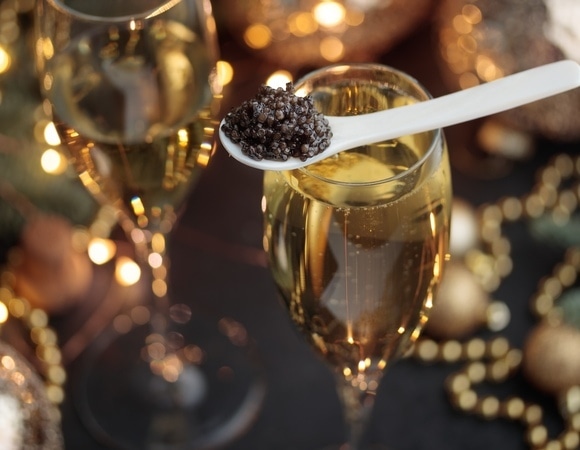 Аллергия вместо подарка: врач объяснил, какие сочетания на праздничном столе — самые опасные