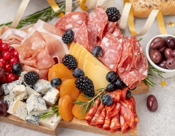 Закусочная тарелка на Новый год соберется за 15 минут — вот чем удивить гостей, кроме сыра и колбас