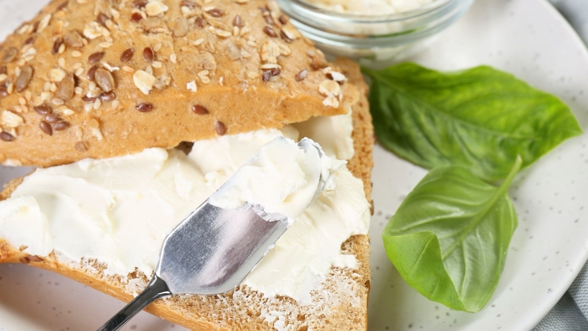 "Сочетать можно с чем угодно": чем полезен творожный сыр и реально ли приготовить его дома