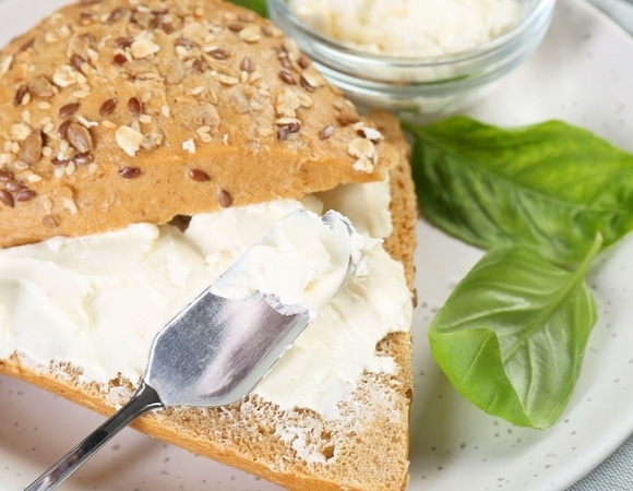 "Сочетать можно с чем угодно": чем полезен творожный сыр и реально ли приготовить его дома