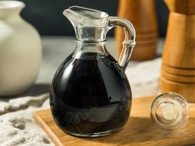 На кухне застаивается бальзамический уксус? Шеф-повара знают, что с ним делать — такое и в голову бы не пришло! На кухне застаивается бальзамический уксус? Шеф-повара знают, что с ним делать — такое и в голову бы не пришло!