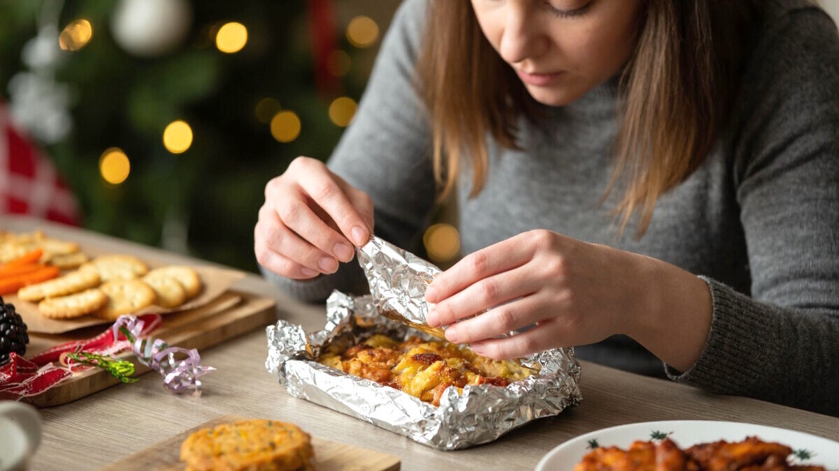 Эксперты посоветовали не хранить остатки еды в фольге — дело совсем не в реакции с алюминием