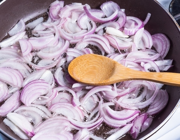 Чем заменить лук в блюдах, если он не нравится? Шеф-повар предложил неотличимые альтернативы