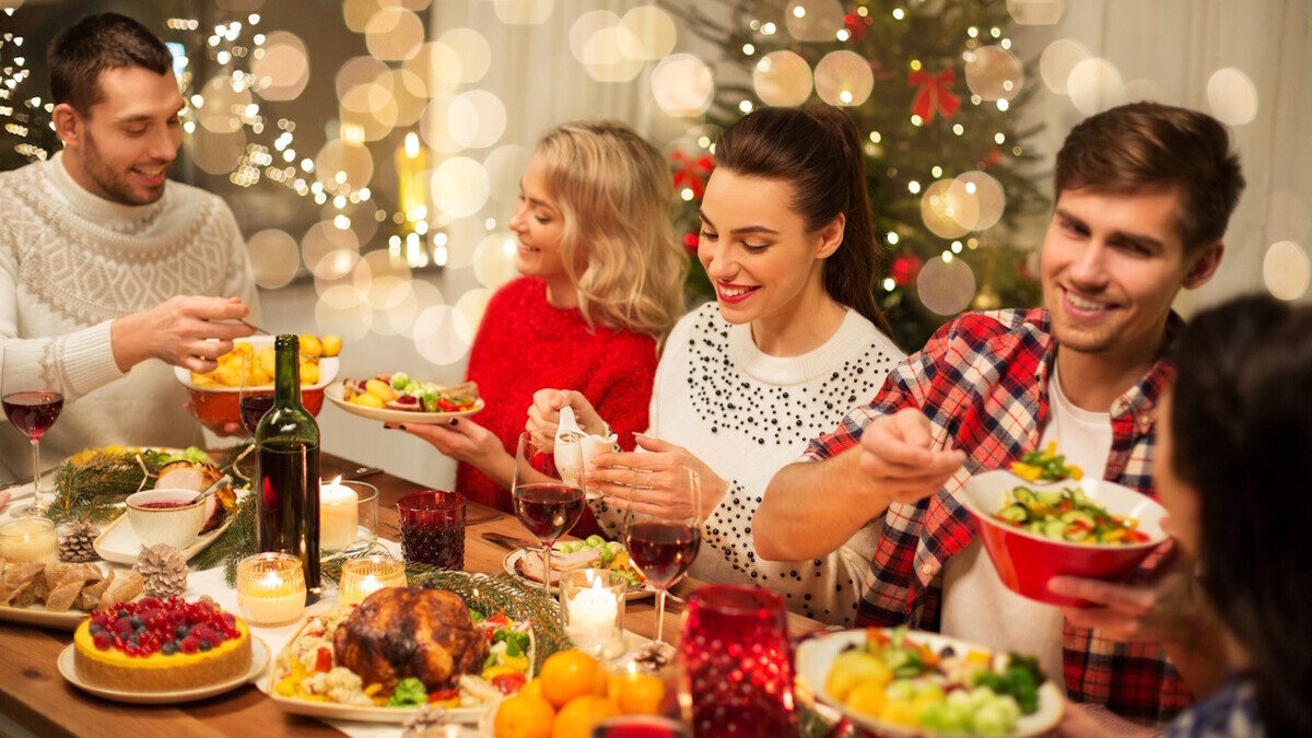 Самая вредная привычка за новогодним столом: диетолог напомнила про воду и ферменты