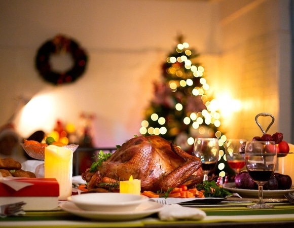 Самая вредная привычка за новогодним столом: диетолог напомнила про воду и ферменты