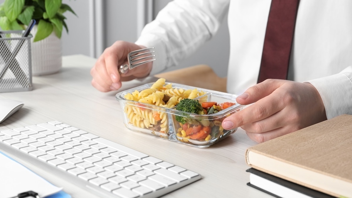 Да, со своим контейнером! Эксперт по этикету рассказала, как обедать в офисе и не стесняться 