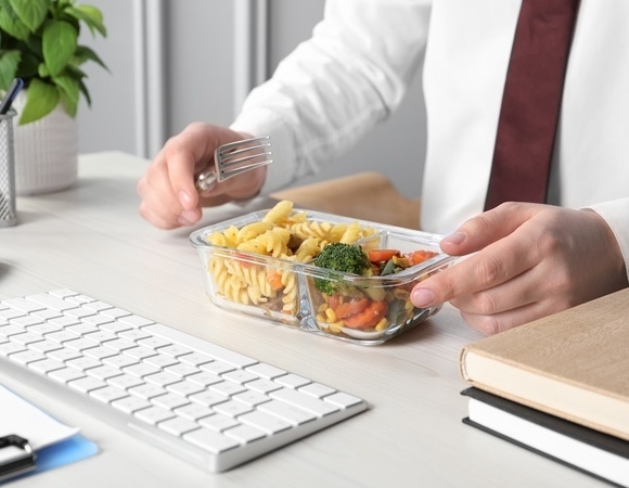 Да, со своим контейнером! Эксперт по этикету рассказала, как обедать в офисе и не стесняться