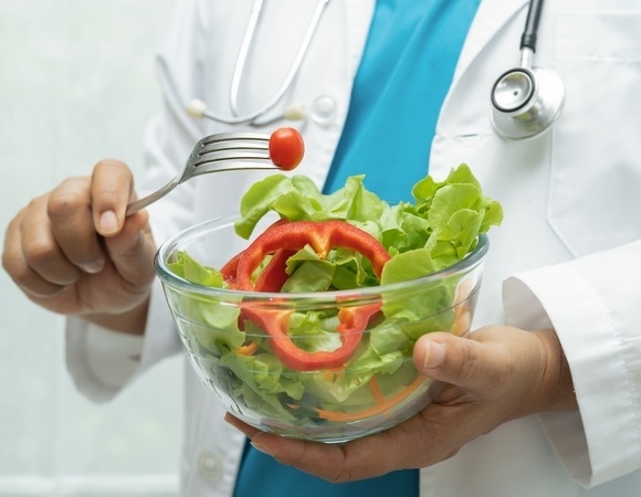 Что положить в продуктовую корзину перед праздниками — как закупиться и не набрать лишнего