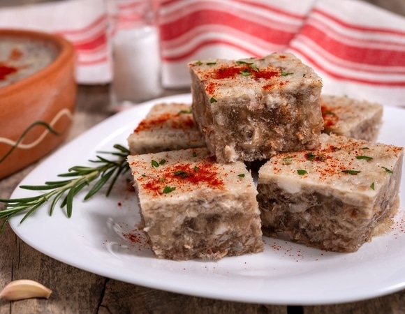 Холодец, студень, заливное и зельц: в чем разница и какое блюдо выбрать к новогоднему столу?