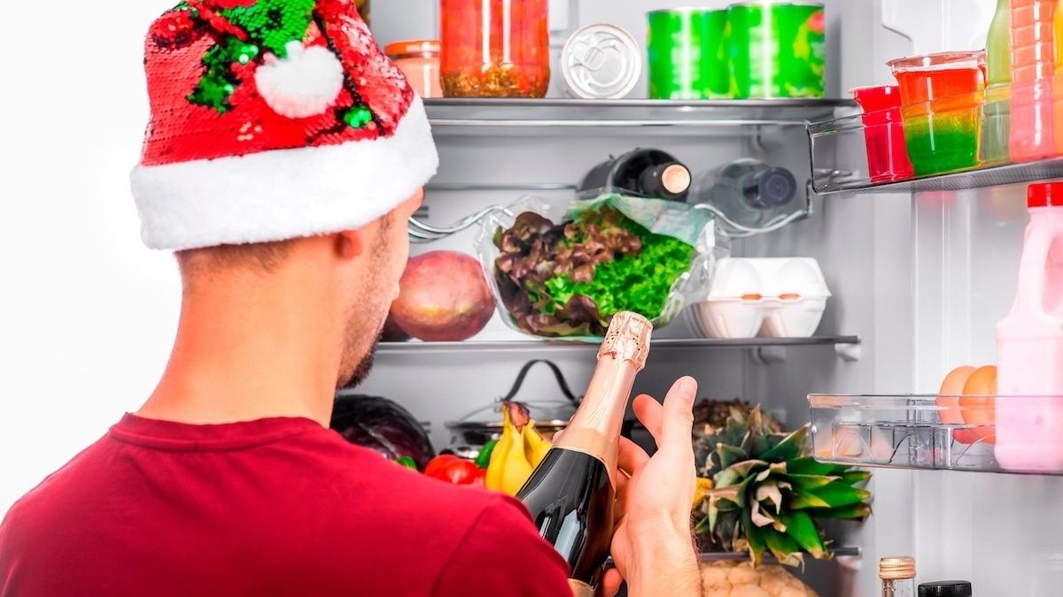 Можно ли выносить еду на балкон: где хранить новогодние блюда, если холодильник забит? 