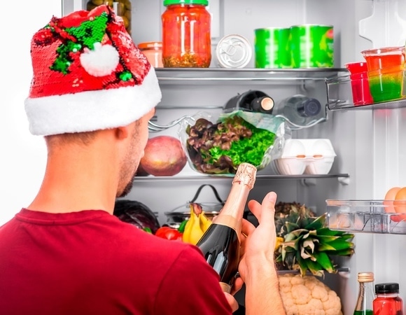 Можно ли выносить еду на балкон: где хранить новогодние блюда, если холодильник забит?