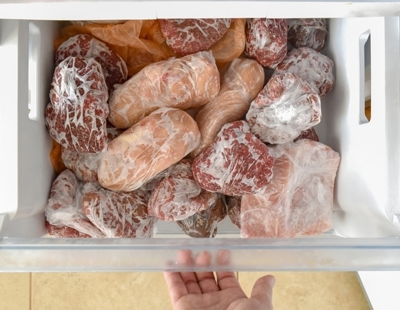 От полугода до года: от чего зависят сроки хранения мяса в морозилке?