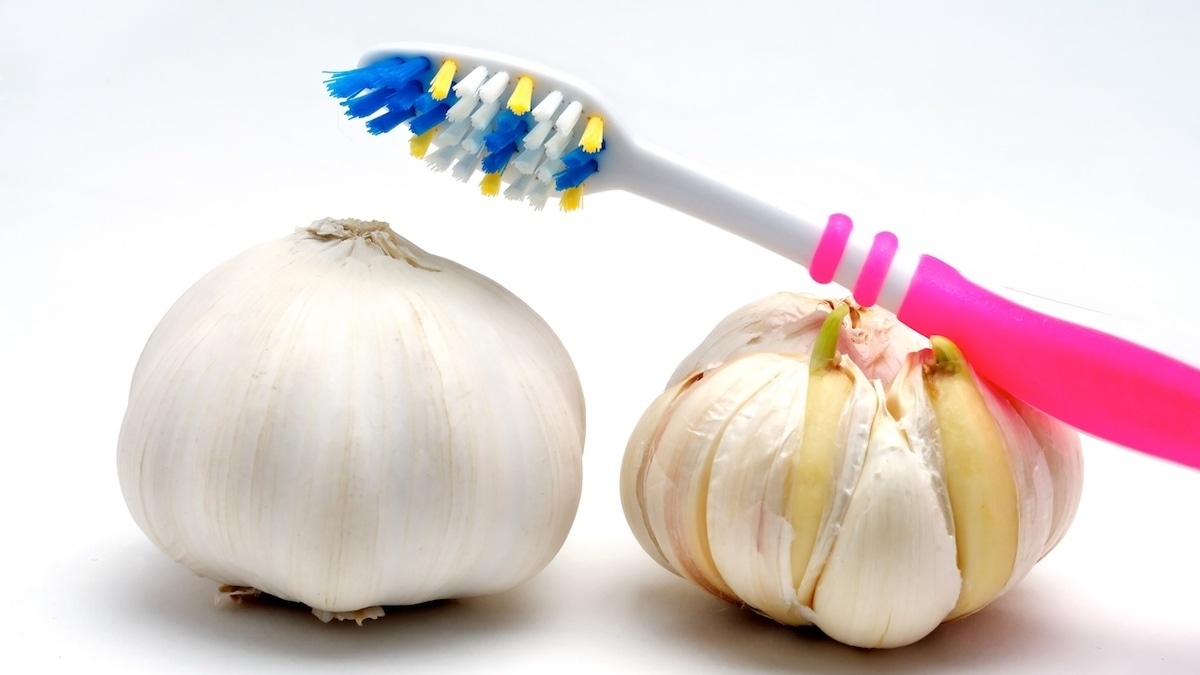 Чеснок признали полезным для зубов и десен: снимает боль, а он кариеса защищает?