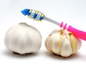 Чеснок признали полезным для зубов и десен: снимает боль, а он кариеса защищает? Чеснок признали полезным для зубов и десен: снимает боль, а он кариеса защищает?