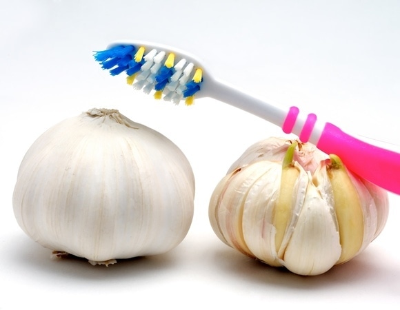 Чеснок признали полезным для зубов и десен: снимает боль, а он кариеса защищает?